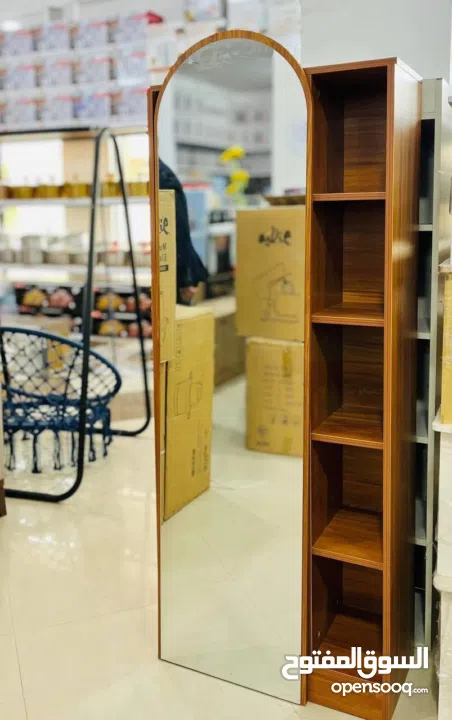 مرآة أرضية فاخرة مع رفوف جانبية – قطعة ديكور تخطّف الأنظار