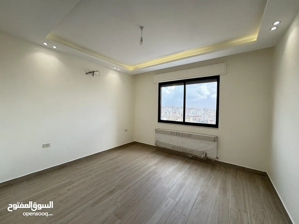 شقة بتشطيبات مميزه طابق ارضي مساحة 240م باجمل منطاق خلدا (مشروع 107)