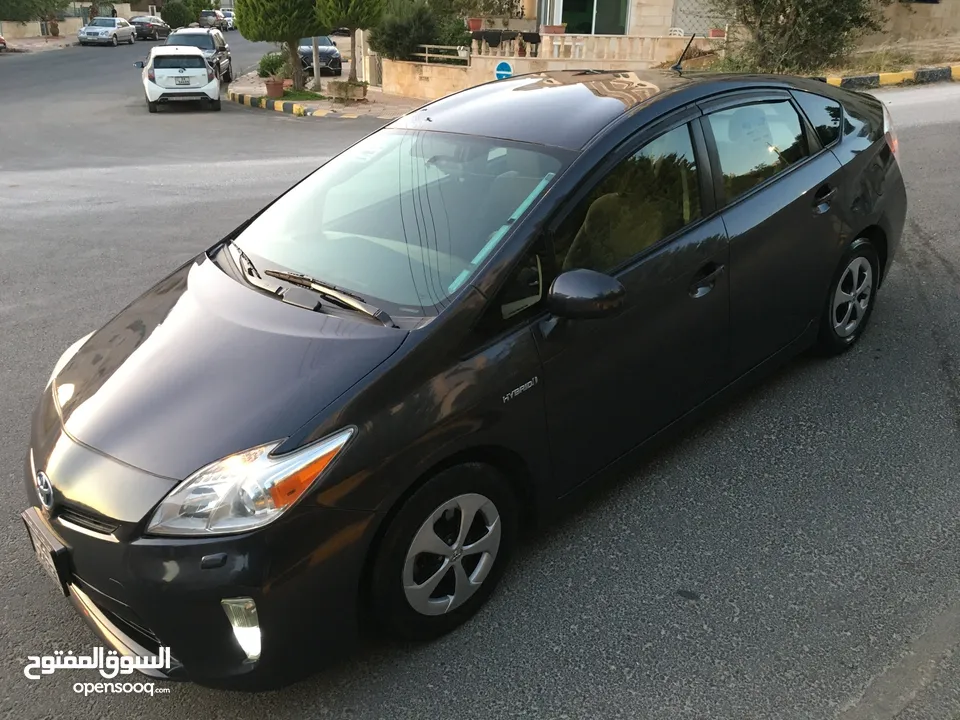 بريوس 2015 بحالة ممتازة ولون مميز