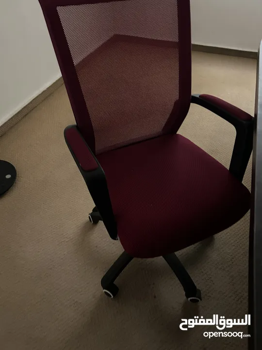 اثاث مكتب فاخر استعمال بسيط جدا - شبه جديد بسبب السفر