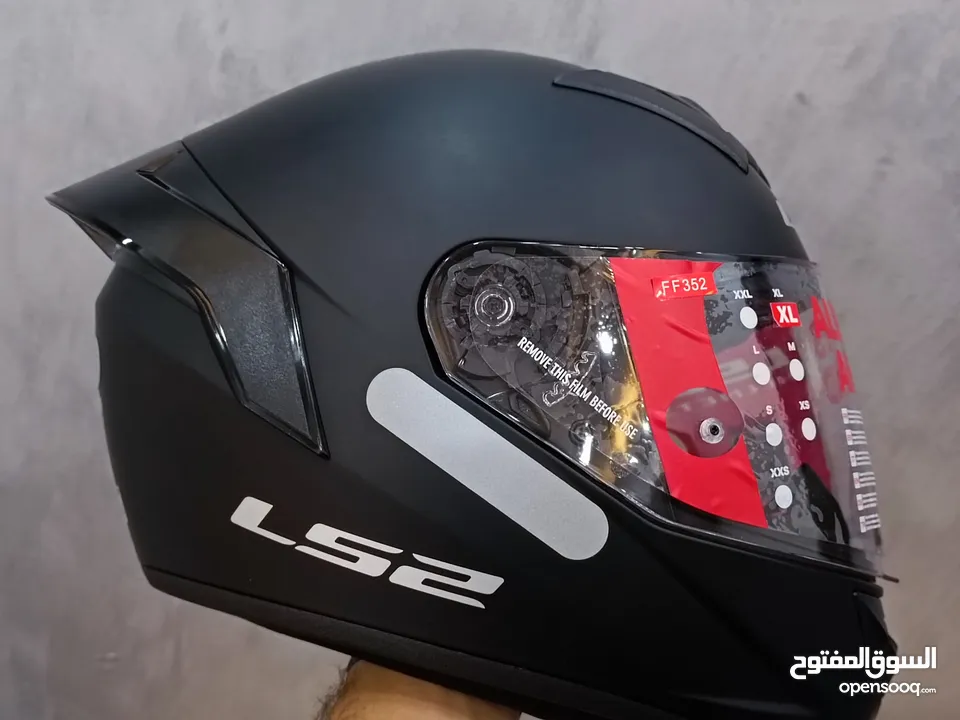 خوذت LS2   حجم XL  الون كاتم  جديده مع مستلزمات 3 اقنعه للوجه مع ستاند للكمره وجوال. وعلاقه للخوذه