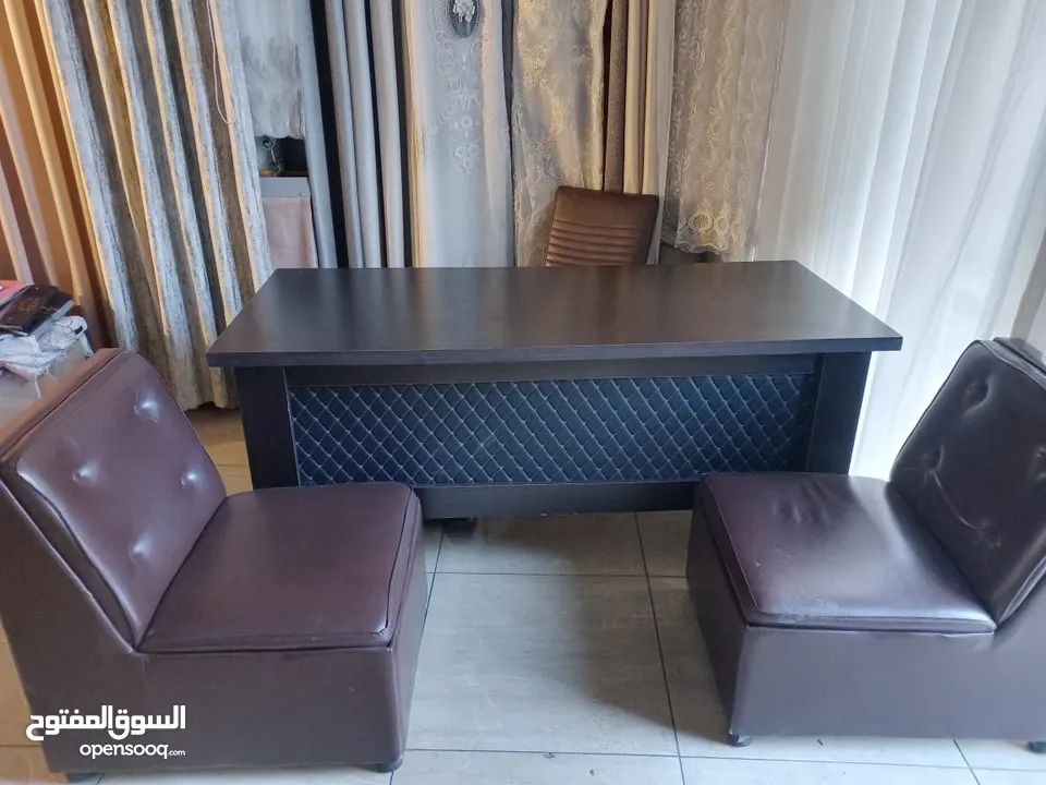 مكتب خشب لمنيت وجه لاتيه بحاله الوكالة