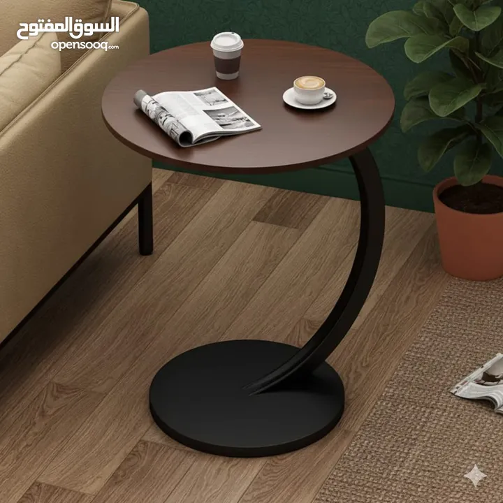 استمتع بالراحة والجمال مع طاولة جانبية مستديرة على شكل حرف C، الحل المثالي لكل مكان! يمكن اس