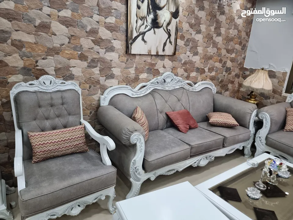غرفة ضيوف مع طاولة سفرة خشب زان ممتاز
