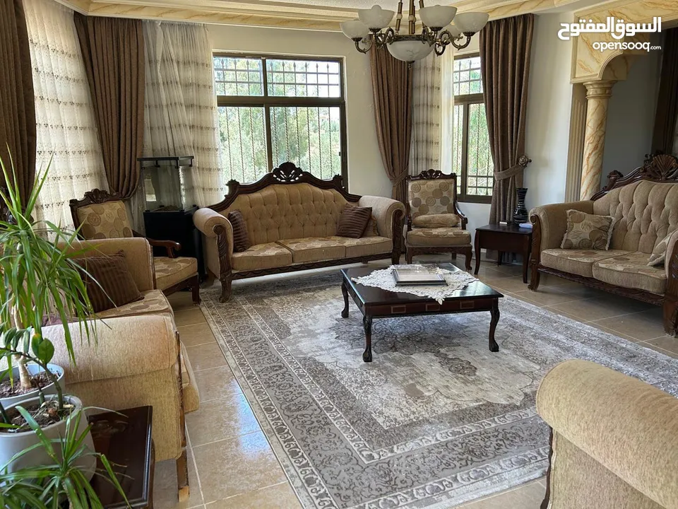 طقم كنب 12 مقعد مستعمل بحالة جيدة جداً
