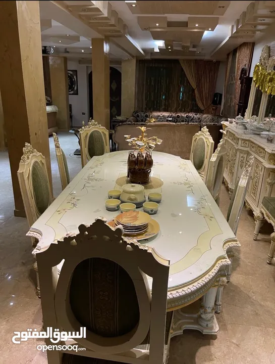 طقم سفرة كامل طاولة 8 كراسي مع خزانة فضية و 3 خزانات مع مراة للبيع من المالك