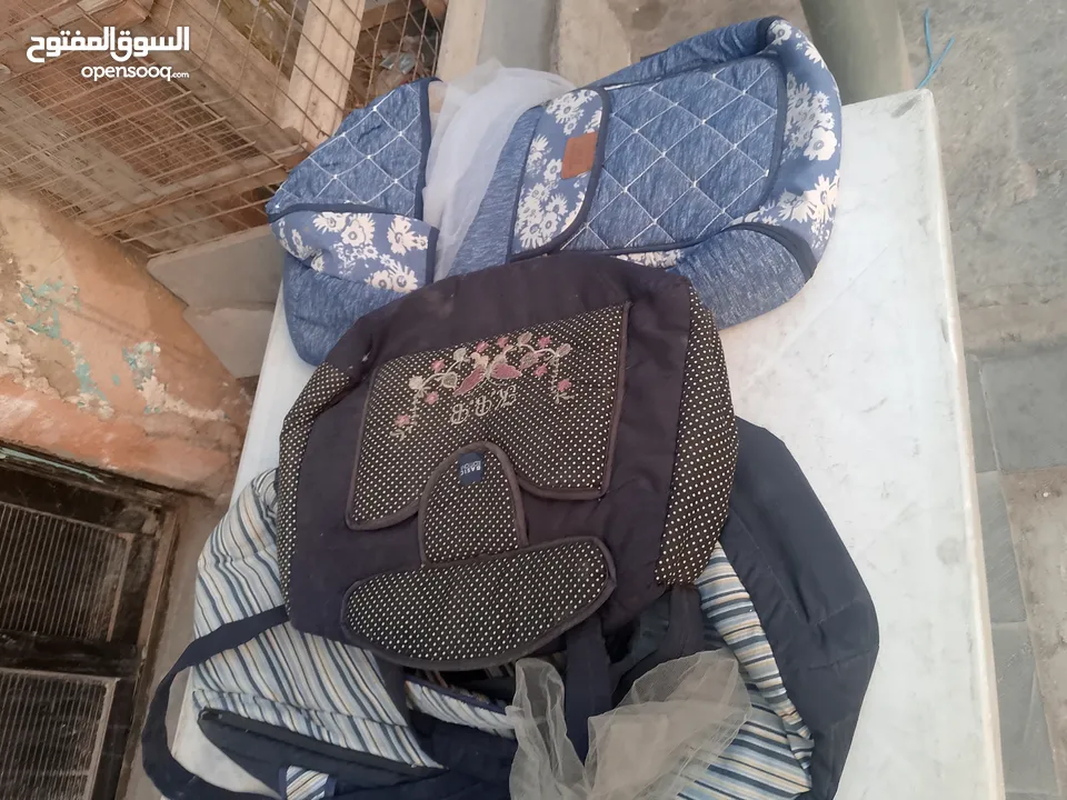 مستلزمات بيبي حديثي الولادة والرضع كووت وشنته وكارسيت وفرشة لعب وغيار موجودات بالبقعة