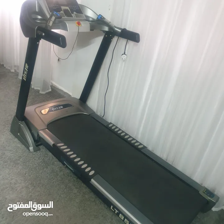 جهاز تريدمل بحاله ممتازه مواصفات عاليه حجم كبير الجهاز بتحمل اكتر من 120 كيلو وله ميزات رفع مش ع طلع