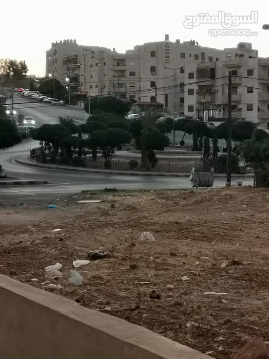 شقه للبيع مساحة 330م 150م داخلي و180 خارجي.