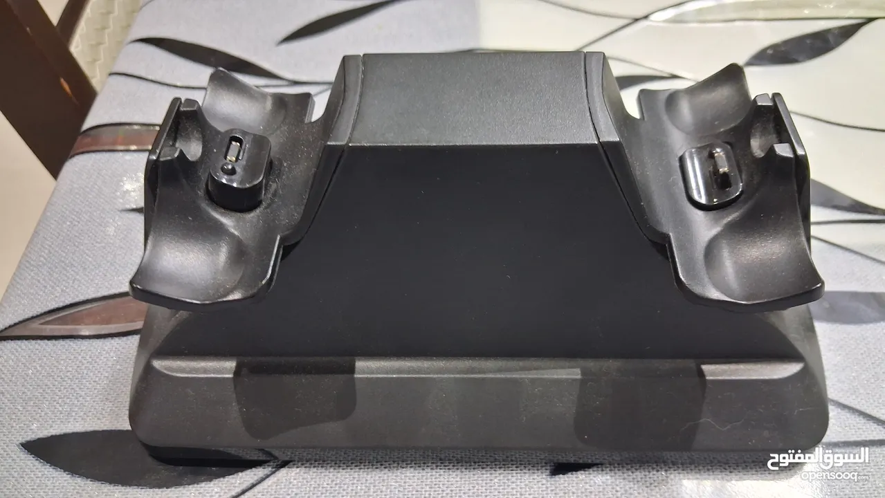 Dual Charging Dock For Ps4 Slim and Pro Nice quality and fast charging Good condition