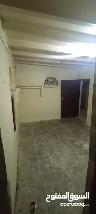 غرفه للإيجار نظيفه مع حمام مستقل ب 50الف ريال يمني