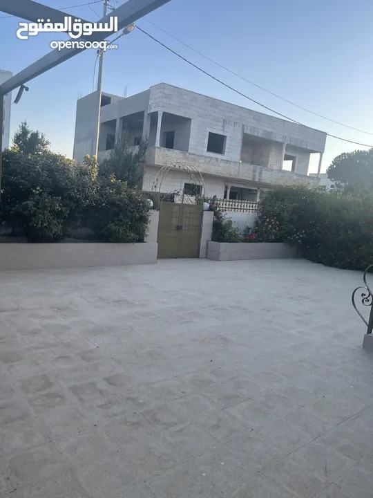 ارض دونم مع بيت ارضي وبيت طابقين