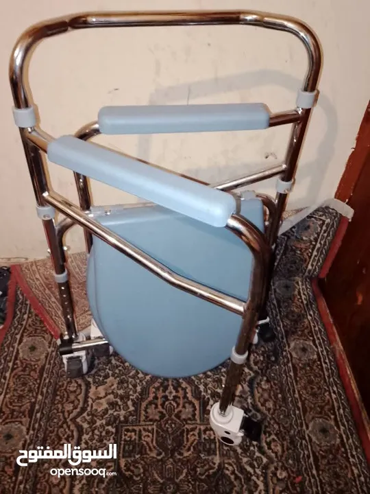 كرسي حمام متحرك لكبار السن مستعمل بحاله الوكاله