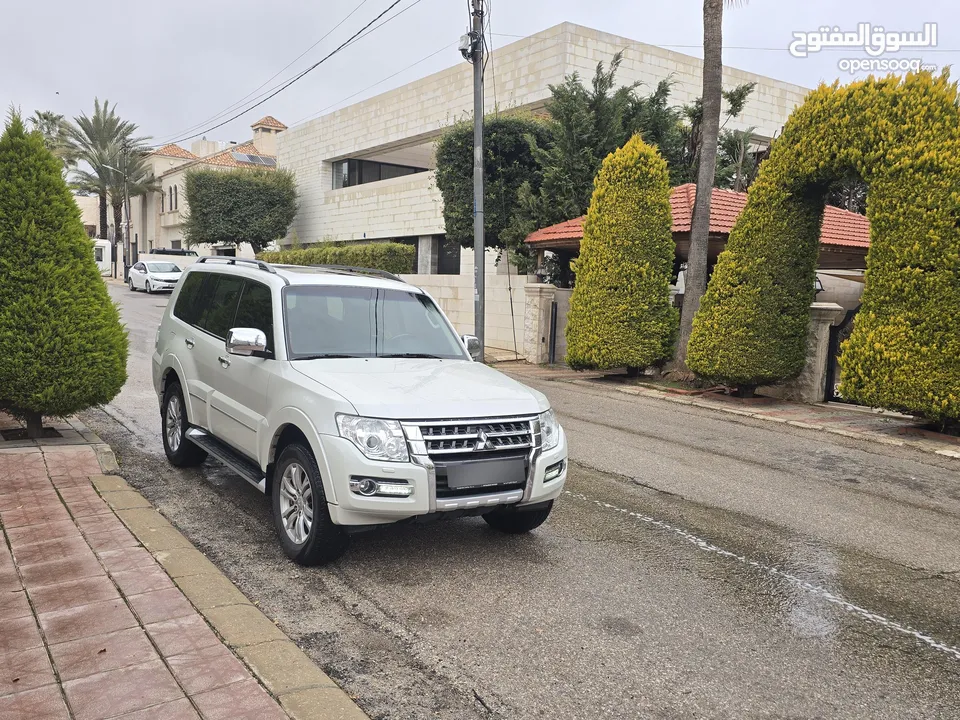 باجيرو 2018  GLS V6 3.8L (اعلي فئة) قاطعه 33 الف كيلو فحص كامل في حالة الوكاله