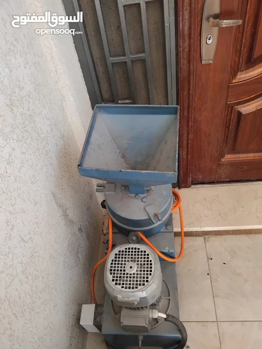 مطحنة  للتوابل والبهارات والقمح