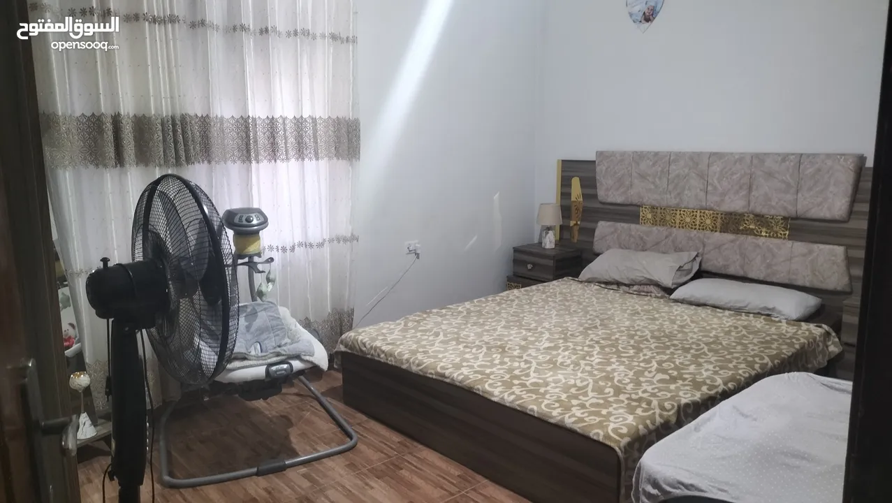 منزل مكون من 3غرف نوم و3 حمامات واحده ماستر وصاله وصالون  وحديقه عدد 2