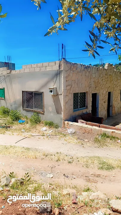 منزل مكون من طابقين ومنزل ف..... الخلف مع قطعه ارض بمقدار 3 دنمات...................................
