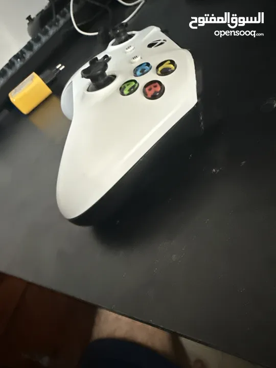 Xbox one s  مستعمل مع يد تحكم لا يوجد التوصيل الا لاماكن قريبة +مستعملة +اسلاكها