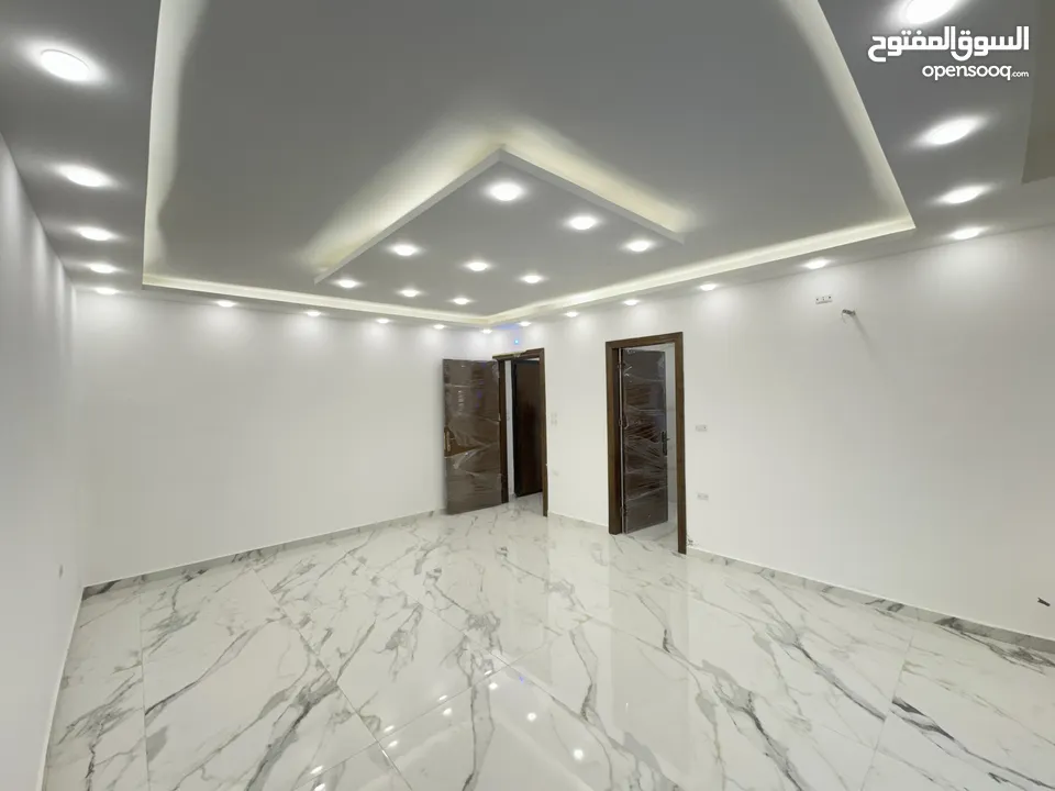 شقة فاخره للبيع بأجمل مناطق البنيات بمساحة 227م بسعر مميز طابق تسوية (ارضيه من الجهة الأخرى)