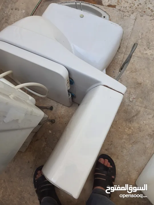 مرحاض عدد 2 ومغسلة  مستعملة
