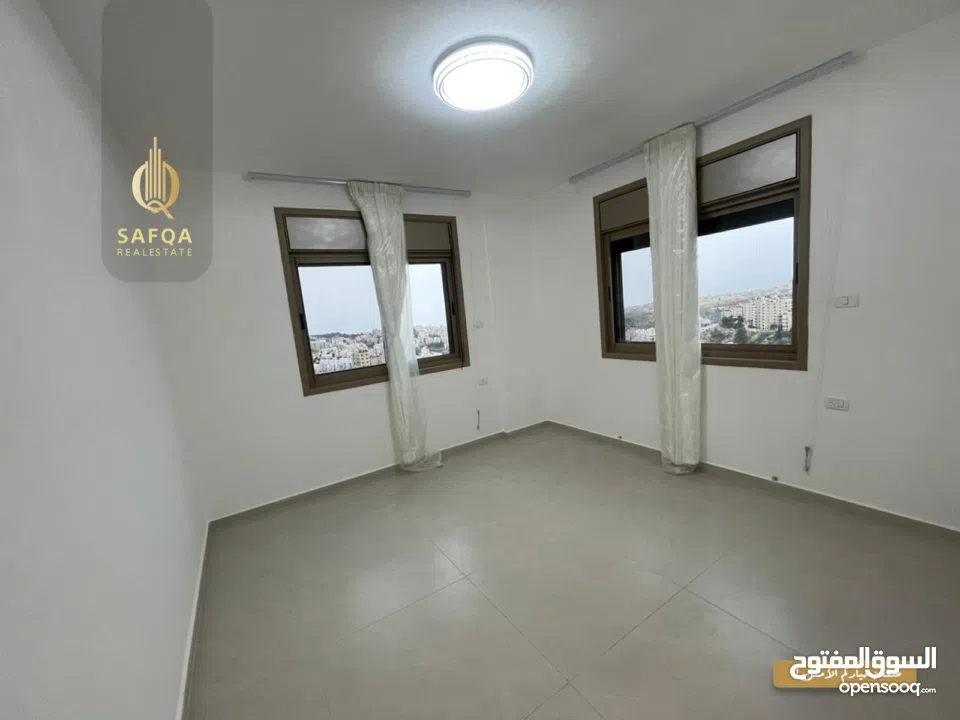شقة غير مفروشة مميزة بتشطيب عصري واطلالة بالقرب من بنك فلسطين الادارة العامة