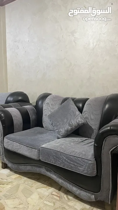 طقم كنب 10 مقاعد بحالة جيدة جداً للبيع بسعر مغري!
