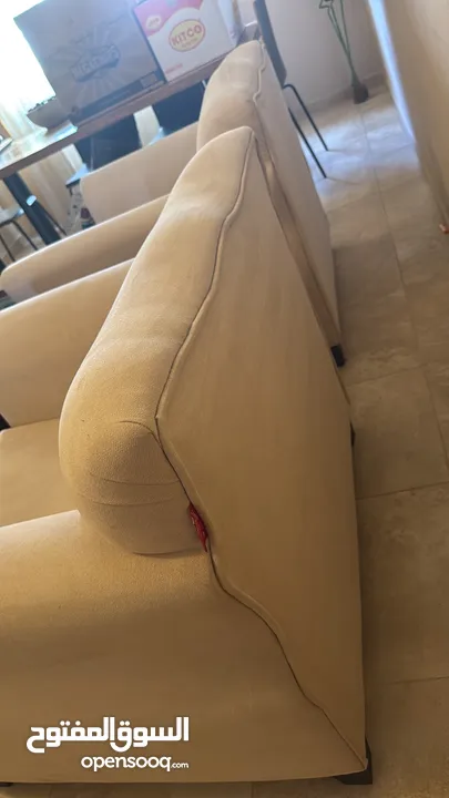 طقم كنب 7 مقاعد لون بيج بحالة جيدة السعر قابل للتفاوض.