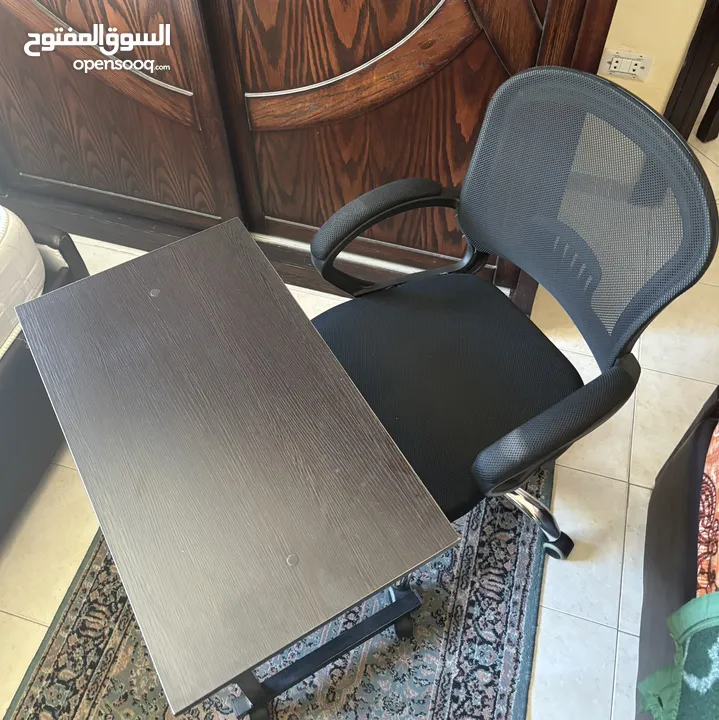 كرسي مكتب دوار مع طاولة صغيرة
