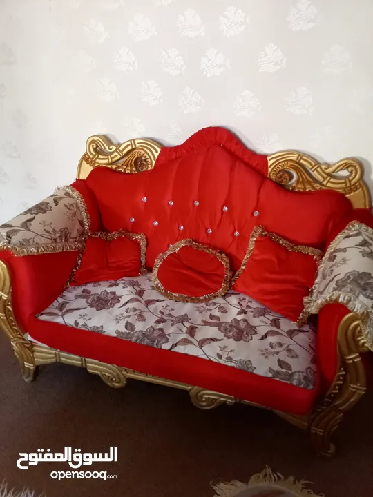 طقم كنب للبيع بحاله ممتازه خشب زان لون خمري 7 مقاعد للاستفسار