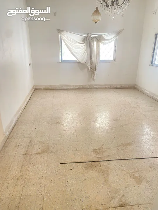 شقتين للبيع (أرضي + تسوية)  الزرقاء حي رمزي في منطقة حيوية جداً