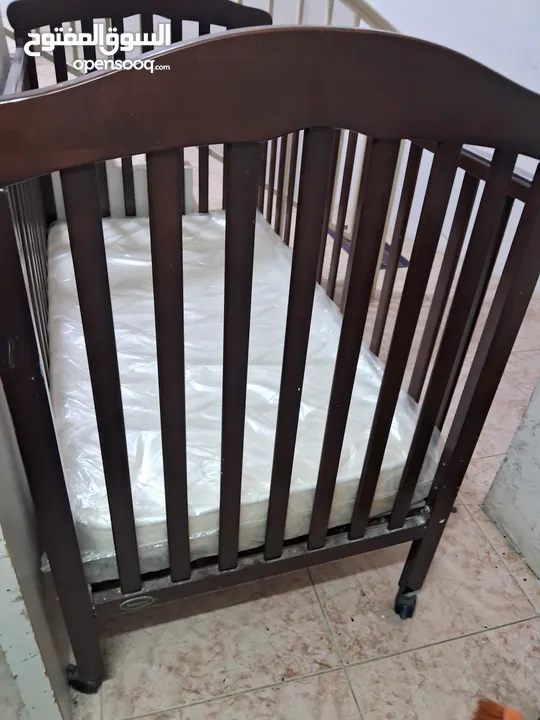 للبيع  سرير  اطفال مع مترس مستعمل قليل  baby bed with mattrres like new up to5 years you can baby us