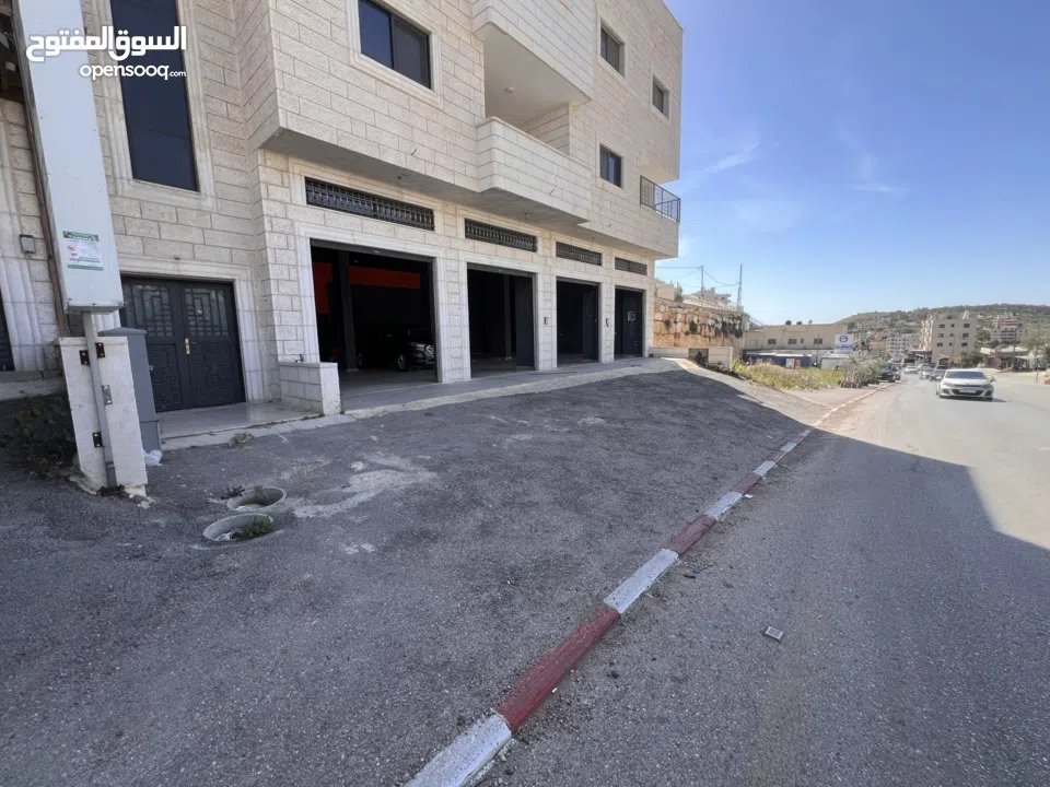 محلات تجاريه على الشارع الرئيسي عدد7   محلات4  اوثلاث محلات  كهرباء 3 فاز  يوجد مستودعات نفس العماره