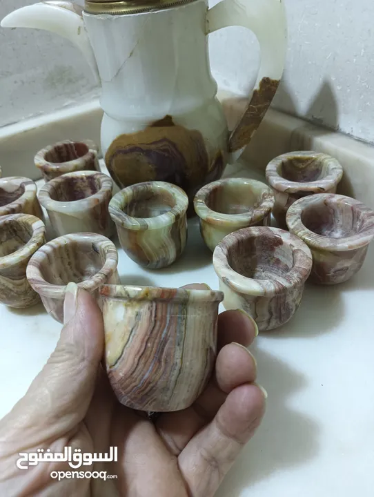 طقم دله و12فنجان من الرخام الخالص الطبيعي صناعه هنديه بالكامل لم تستخدم ابدا