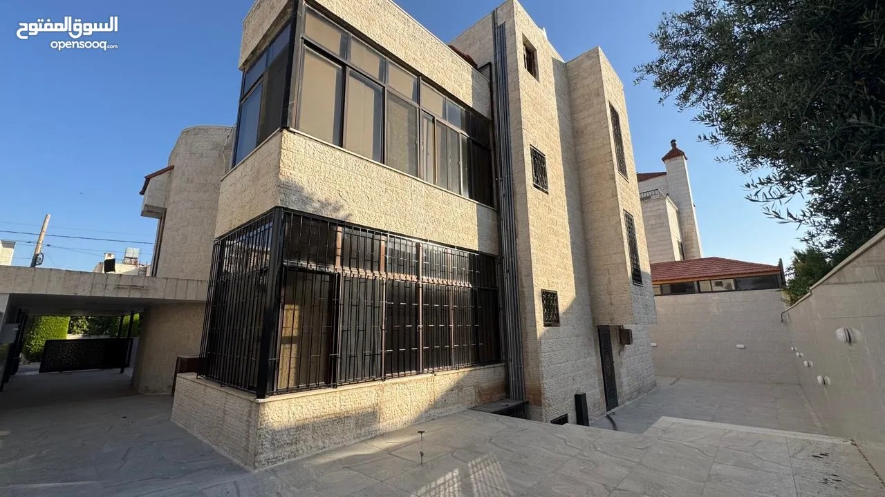 Well-Maintained Villa in Umm Al Summaq / فيلا بحالة ممتازة في أم السماق