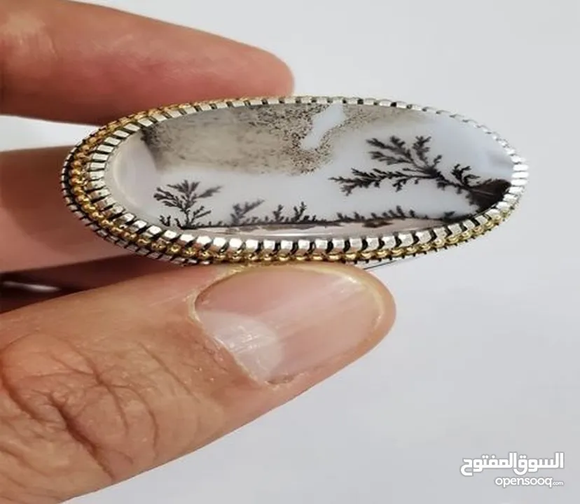 خاتم فاخرمصنوع يدويامن الفضة الخالصة(925) مزود بحجرالعقيق شجري طبيعي يتميز بنقوش فريدةعلي شكل شجرة ا