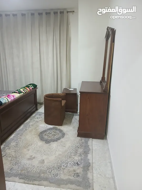 استوديو غرفة وصالة وحمامين وترث كبير