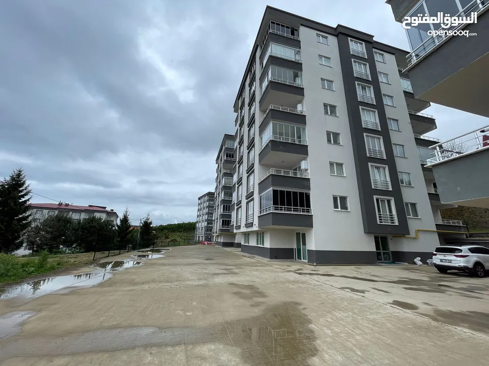 Apartment For Sale In Yomra / Kaşüstü