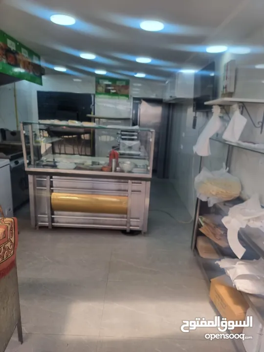 مطعم ومشاوي وسناكات ومناقيش وبيتزا للبيع بسعر مغري وقابل للتفاوض