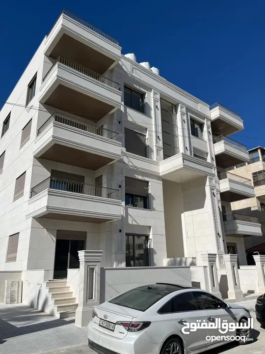 شقة ثالث مع روف باطلاله رائعة في اجمل مناطق ضاحية الرشيد