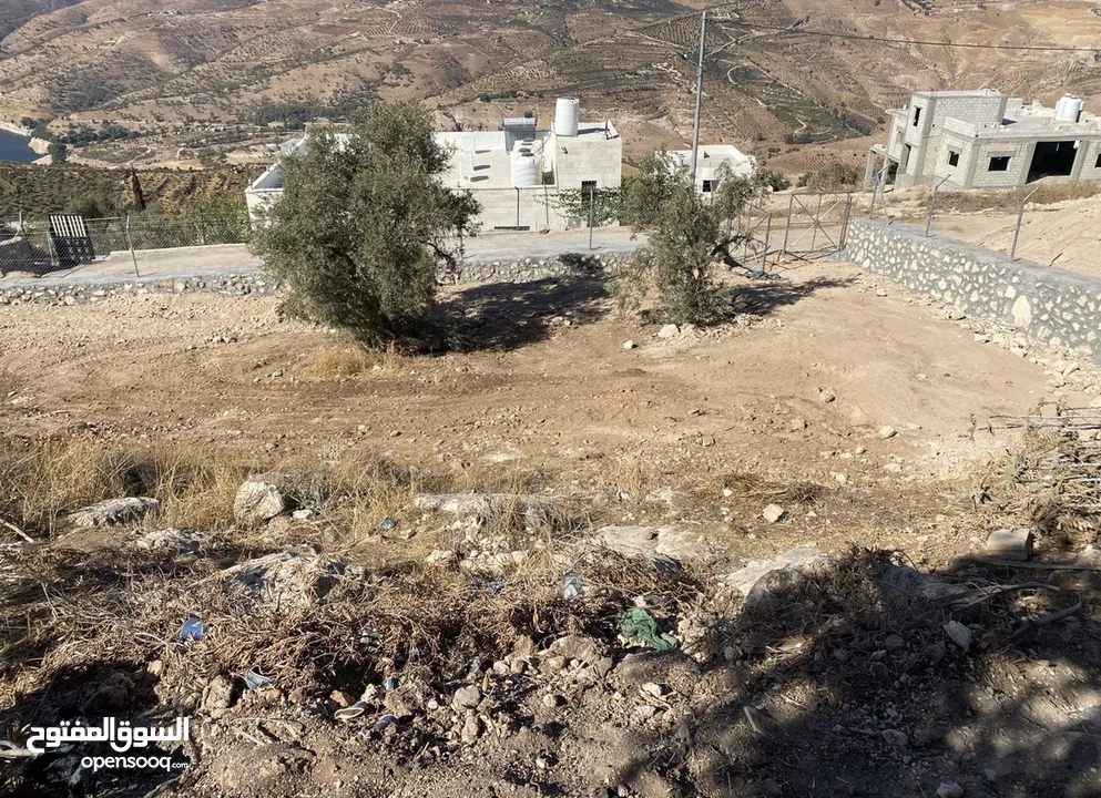 للبيع قطعة أرض بإطلالة مميزة على سد الملك طلال