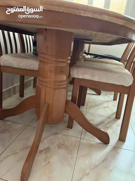 Dining table Like new for 6 people