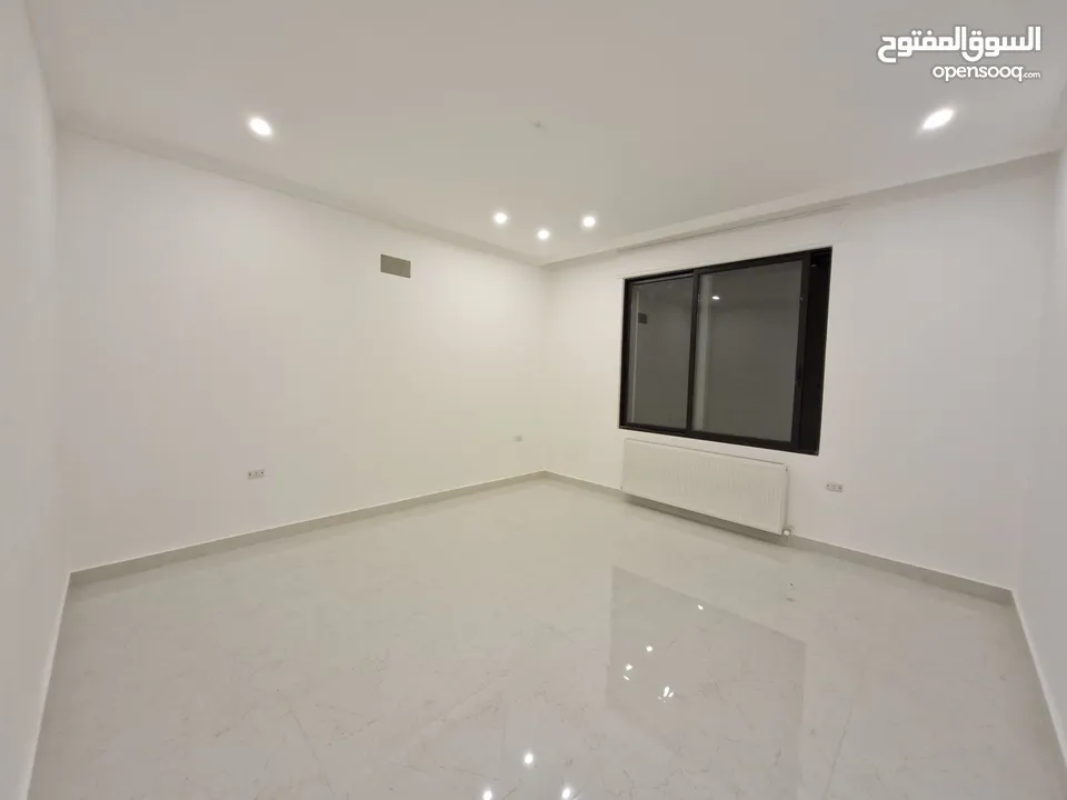 شقة فارهة حديثة ، طابق اول مميزة للبيع في ضاحية الامير راشد ، بمساحة بناء 210 م ، وبتشطيبات راقية .