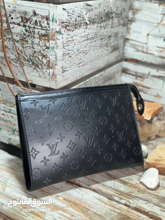 تشكيلة مميزة من الحقائب التي تجمع بين الفخامة والأناقة، بتفاصيل متقنة تعكس الذوق الرفيع.