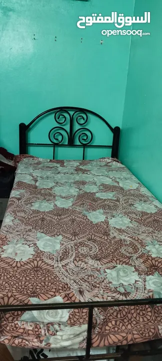 single bed without mattress and double queen size bed