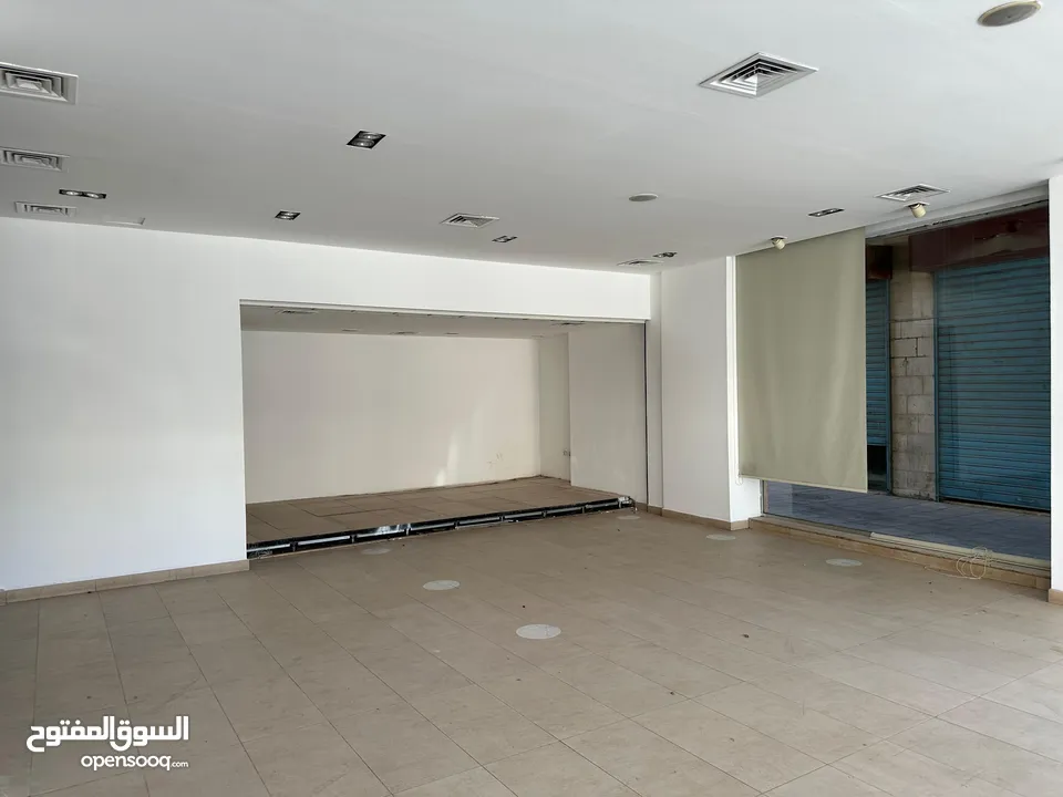 مساحة تجارية مميزة في وسط الزرقاء التجاري