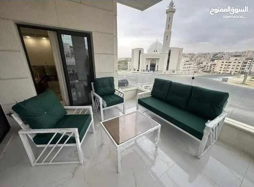 طقم كنب حديد خماسي أنيق للبيع، يتكون من كنبة ثلاثية وكرسيين مفردين وطاولة. تصميم عصري ومتين، مثالي