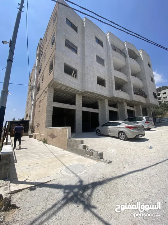 شقق عظم للبيع ومحلات تجاريه على شارع القدس نابلس قريب من بطاريات الشكعة