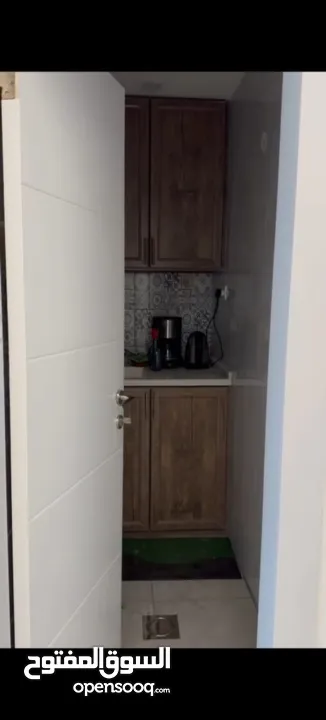 مكتب اطلاله  رائعه  تشطيب سوبر ديلوكس. مكيفات ستاير كهرباء ماء جاهز للتسليم