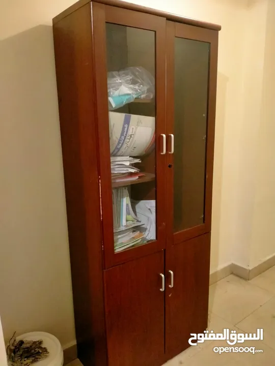 مكتب مع كرسي وخزانه شبه وكاله