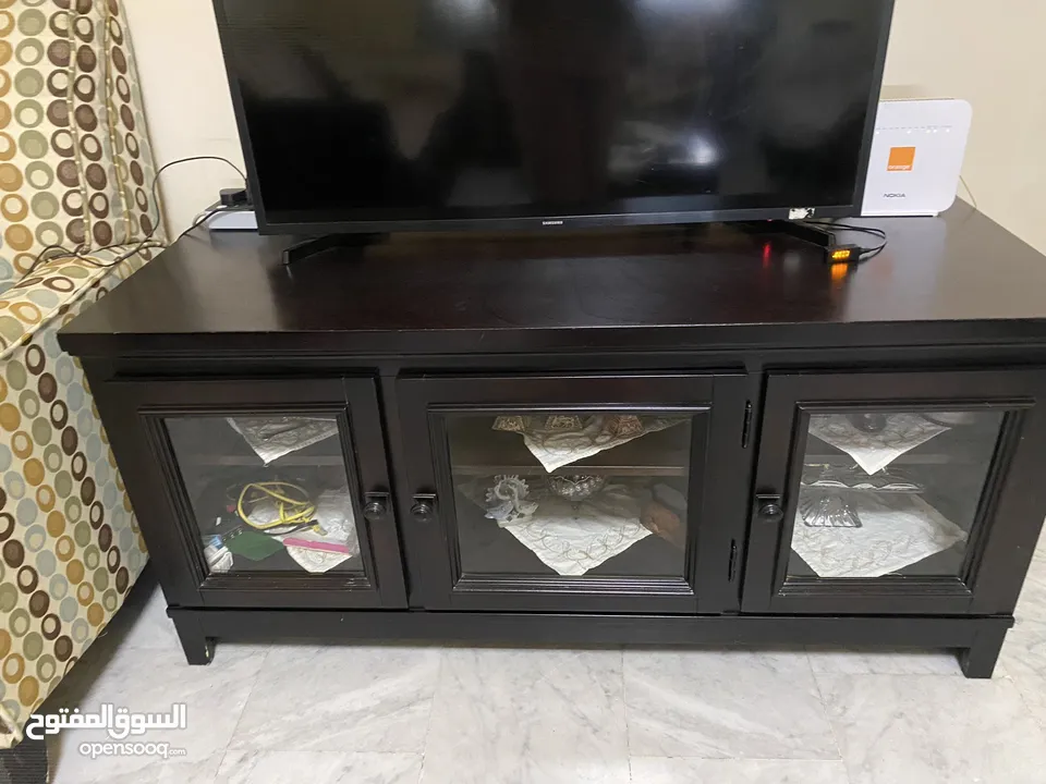 بوفيه تلفزيون ماركه آشلي الامريكيه وطاوله وسط